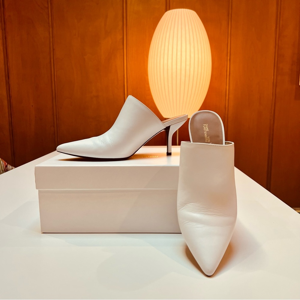 Diane von Furstenberg white leather mules in very good condition. Size 6.5. ⭐️